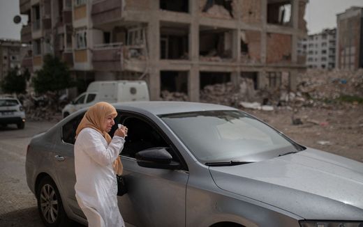 A woman cries as she sees her collapsed house, in Hatay. Photo AFP, Can Erok