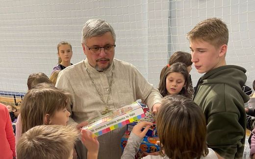 Archpriest Andriy Pinchuk helping Ukrainian refugees. Photo Facebook, Pinchuk Andriy