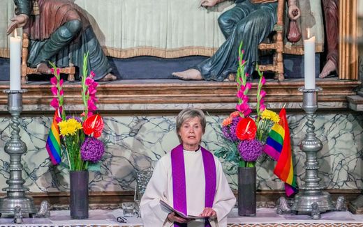 Dean Anne-May Grasaas addresses worshippers in the Oslo Cathedral. Statistics about 2022 reveal that sick leave among female priests is much higher than among male clergy. Photo AFP, Javad Parsa