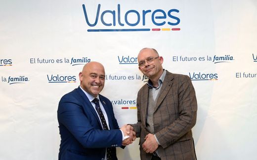 Alfonso Galdon, President of Valores, one of the new parties that joined the ECPM (l.) together with Maarten van de Fliert from the ECPM (r.). Photo ECPM