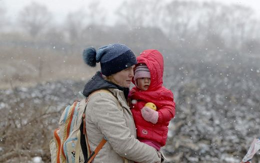 A Ukrainian mother holds her baby as she passes through the border crossing of Siret, northern Romania. Photo not related to the article. Photo EPA, Robert Ghement
