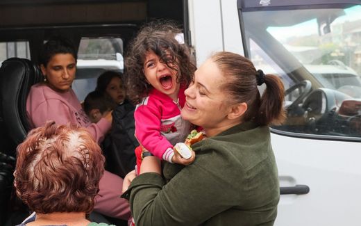 Refugees board a bus as they leave the Red Cross registration center, in Goris. The first group of Nagorno-Karabakh refugees since Azerbaijan's lighting assault against the separatist region entered Armenia on September 24, 2023. Photo AFP, Alain Jocard

