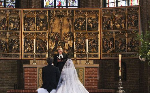 Couple getting married in church. Photo EPA, Haz