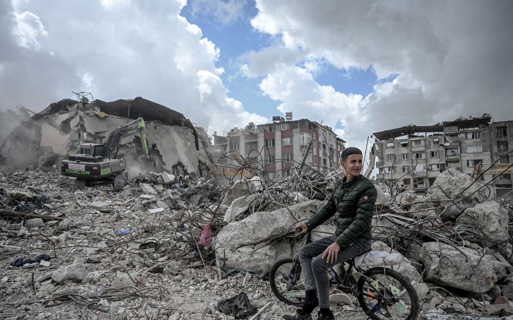 German Baptists build tents in earthquake zone 