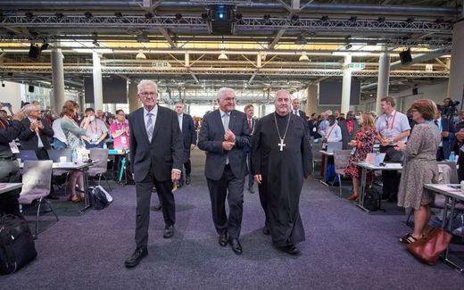 The German President Frank-Walter Steinmeier (m.) held a speech on Wednesday for the World Council of Churches. On his left is Winfried Kretschmann, Prime-Minister of Baden-Württemberg and prof. Ioan Sauca (r.), the acting Secretary General of the World Council. Photo WCC, Albin Hillert