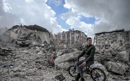 Turkish boy on the ruins of a city hit hard by the earthquake. Photo AFP, Ozan Kose