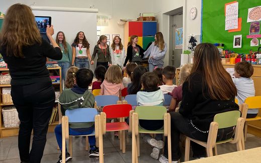 Grade 9 students perform for a kindergarten class in Sweden. Photo Facebook, Stockholm International School