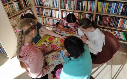 Slovakian pupils in the school library. Photo zspredajna.edupage