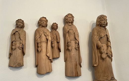 Artwork symbolising the five virgins from the parable in the Lutheran church of Thalheim. Photo RD, Addy de Jong
