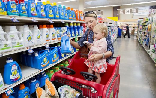 Mother and child shopping in a supermarket. Photo ANP, Inge van Mill