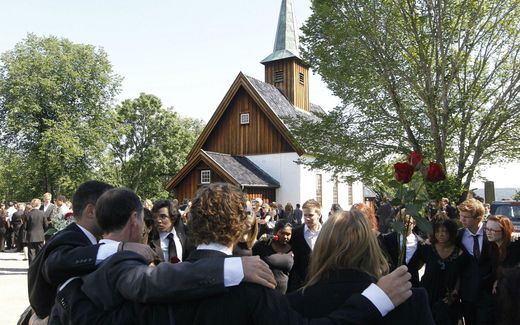 A large number of people pay their respects during a funeral at Nesodden Church just outside Oslo. Photo EPA, Terje Bendiksby
