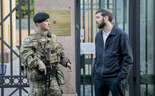 Military protection at the door of the synagogue in Copenhagen. Photo AFP, Nikolai Linares