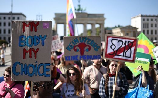 Counter protesters demonstrate in their own rally near a 'March for Life' rally of the Bundesverband Lebensrecht (BVL), at the Brandenburg Gate in Berlin. Photo EPA, Clemens Bilan