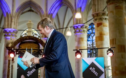The Dutch king Willem Alexander receives a new Bible translation. Photo ANP, Robin Utrecht

