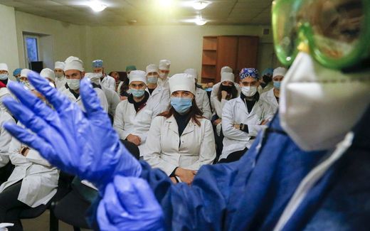 Healthcare students in training. Photo EPA, Dave Mustaine
