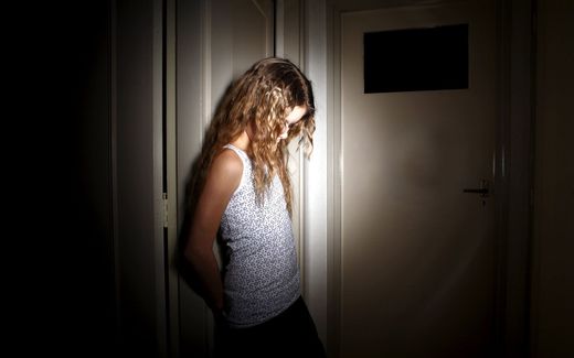 A girl standing in the hallway. Photo ANP, Roos Koole 