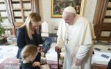 The Italian Prime Minister Meloni (left) with her daughter Ginevra visiting Pope Francis. Both Meloni and Pope Francis are concerned about the demographic decline of Italy. Photo EPA