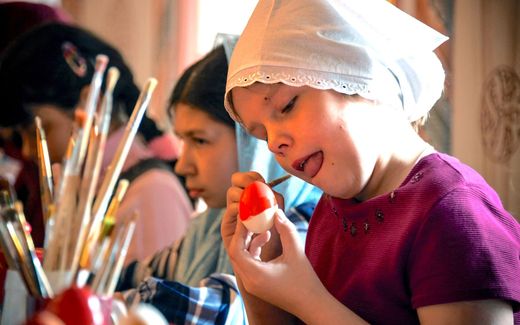A Russian child is painting an Easter egg. Photo AFP, Alexander Nemenov