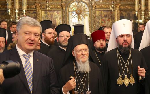 Three men that just 'built' a new Orthodox church in Ukraine. In 2019, the then-Ukrainian President Poroshenko (left) succeeded in his wish to get an Orthodox Church of Ukraine (OCU) independent from Russia. Patriarch Bartholomew (centre) of Constantinople would be the father of this church, instead of Patriarch Kirill from Moscow. Metropolitan Epifany (right) would be the spiritual leader. This new Orthodox church now asks for a ban on the old body, the Ukrainian Orthodox Church (UOC), that on paper is connected to Moscow. Photo EPA, Erdem Sahin