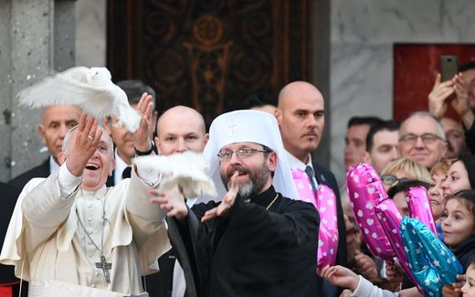 Archbishop Shevchuk (centre) releases doves together with Pope Francis (left) in Rome, 2018. Photo AFP, Alberto Pizzoli