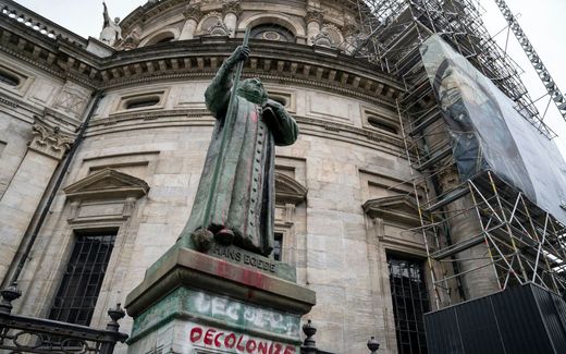 The statue of het Danish-Norwegian evangelist Hans Egede was smeared in June 2020. Churches in Europe suffer from a growing vandalism. Photo AFP, Liselotte Sabroe