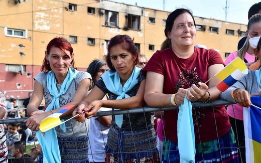 Roma women in Slovakia waiting for the Pope to visit their community, September 2021. Photo EPA, Luca Zennaro