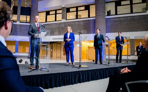 The party leaders of the new Dutch coalition present their plan. From left to right: Mr Segers, Mrs Kaag, Mr Rutte and Mr Hoekstra. Photo ANP, Bart Maat