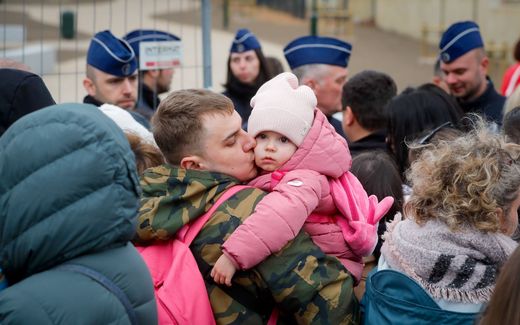  A father and his child who fled Ukraine to Belgium after Russia's invasion. Photo EPA, Stephanie Lecocq