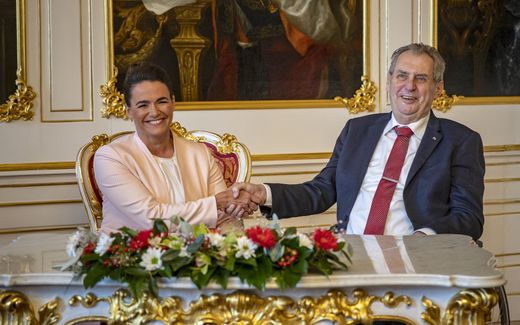 President Zeman (right) on a visit to the Hungarian President Katalin Novak (left). Photo EPA, Martin Divisek