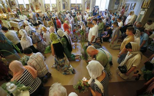 Ukrainian believers during a service in the Orthodox church in Odesa. Photo EPA, Stepan Franko