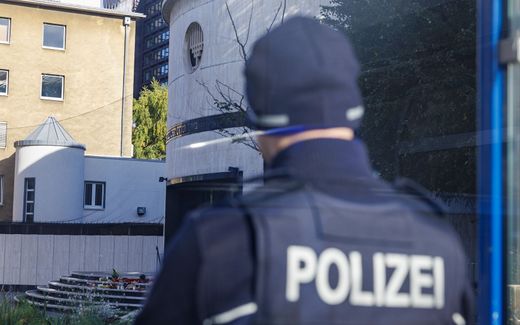 The German police protects the Jewish synagogue in Düsseldorf, Germany. Photo EPA, Christopher Neundorf