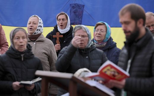 Orthodox worshipers in Ukraine. Will they keep the freedom to worship under the umbrella of the Ukrainian Orthodox Church? Photo EPA, Oleg Petrasyuk