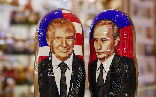 Traditional Russian wooden dolls with pictures of President-elect Trump (left) and President Putin (right), in a gift shop in Moscow. Photo EPA, Yuri Kochetkov