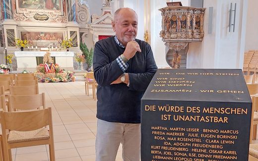 Hans-Joachim Prager, the designer of the monument with his piece of art. Photo Facebook, Evangelische Landeskirche Anhalts