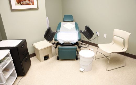 A general view of an exam room is seen inside a Planned Parenthood facility. Photo Sprecher, Icon SMI