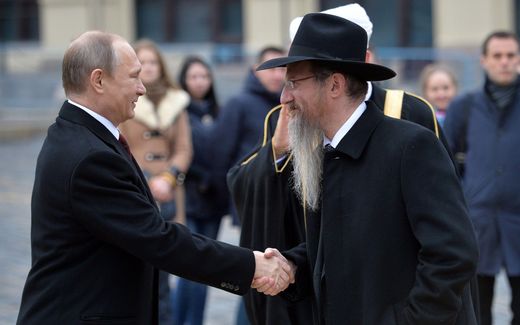 Russian President Vladimir Putin (l.) shakes hands with Chief Rabbi Berl Lazar (r.). Photo EPA, Alexei Druzhinin
