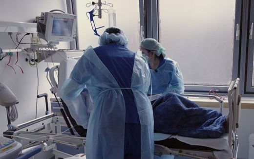 Screenshot showing nurses taking care of a Covid patient in the Charité hospital in Berlin. The image is taken from the documentary "Charité Intensiv". Photo Ardmediathek, rbb