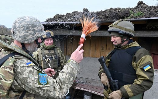 Chaplain Yuriy Potykun blesses soldiers on the eve of Orthodox Easter, at a position of Ukrainian troops in Kharkiv region. Photo AFP, Sergey Bobok