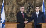 Czech Foreign Minister Jan Lipavsky (R) shakes hands with his Israeli counterpart Eli Cohen. Photo AFP, Michal Cizek 