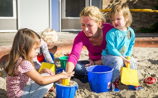 Toddlers playing in the sand box. Photo ANP, Lex van Lieshout



