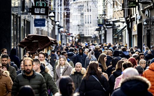 Crowded shopping street in Amsterdam, the Netherlands. Photo ANP, Ramon van Flymen