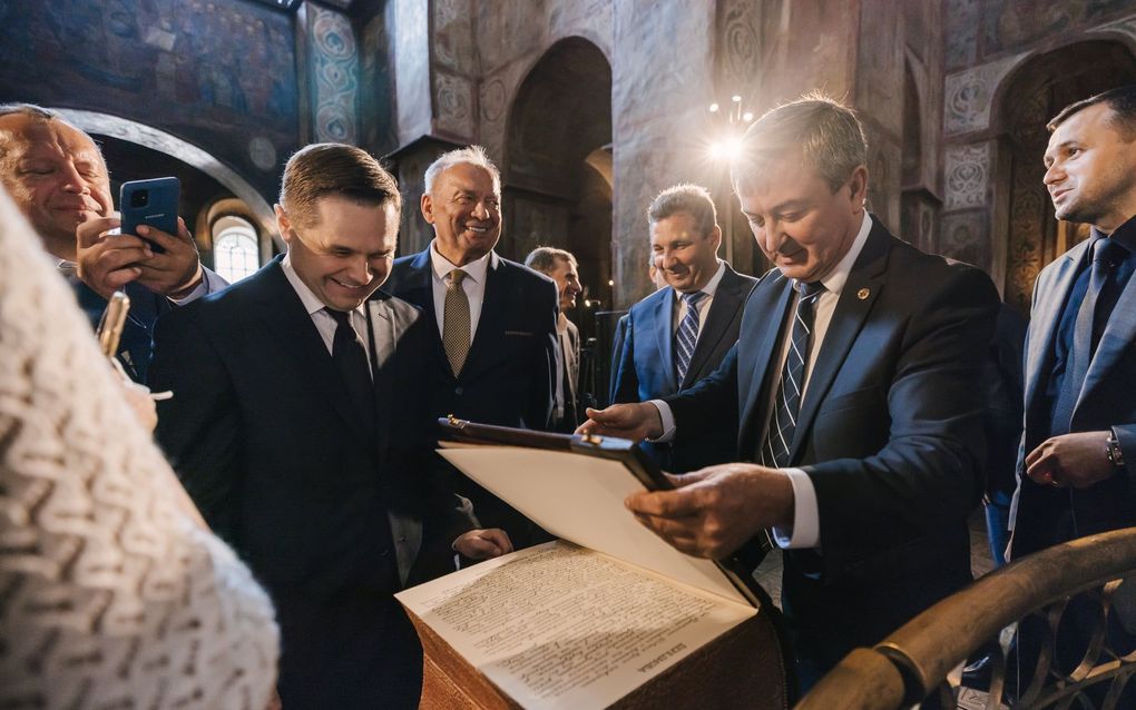 Ukrainians present handwritten Bible