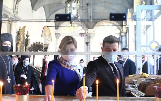 President Zelensky (right) is getting more and more involved in church affairs. In a petition, it is asked to forbid the Ukrainian Orthodox Church, because its connection with Moscow. Photo: Zelensky and his wife burn a candle in the church in Istanbul. Photo AFP, Nicholas Manginas