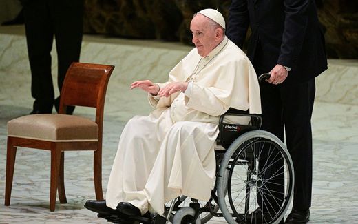 Pope Francis bound to his wheelchair. Photo AFP, Vincenzo Pinto