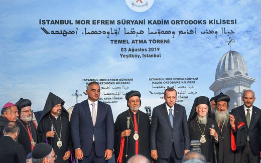 Turkish President Erdogan (centre right) when he laid the foundation of the new church in Istanbul in 2019. Left of Erdogan, the Syriac (Assyrian) Orthodox Patriarch Yusuf Cetin. Right of Erdogan, Ecumenical Patriarch of Constantinople Bartholomew. This year, the church will be opened. Photo AFP, Ozan Kose