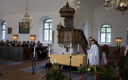 Faro priest Agneta Soderdahl, right, leads a funeral ceremony in Sweden. Photo EPA, Bengt Wanselius
