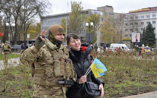 Ukrainian servicemen pose for photos with locals welcoming them in the recaptured city of Kherson. Photo EPA, Ivan Antypenko