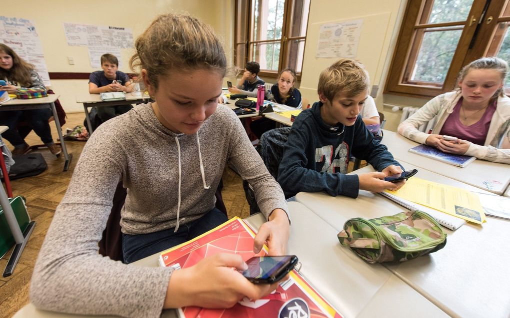 Dutch cabinet advises school to ban smartphone from the classroom 