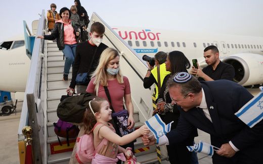 Passengers disembark from an airplane carrying Jewish immigrants fleeing the war in Ukraine. Photo AFP, Menahem Kahana