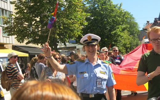 Norwegian police officer participates in Pride Parade in Oslo. Photo Facebook, Politiet i Oslo, Asker og Bærum – Nettpatruljen